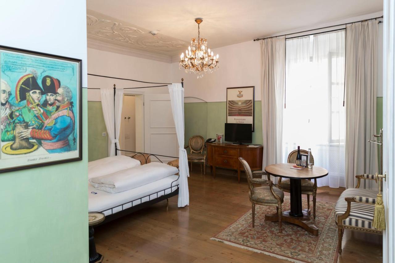 Hotel Orphee - Grosses Haus Řezno Exteriér fotografie