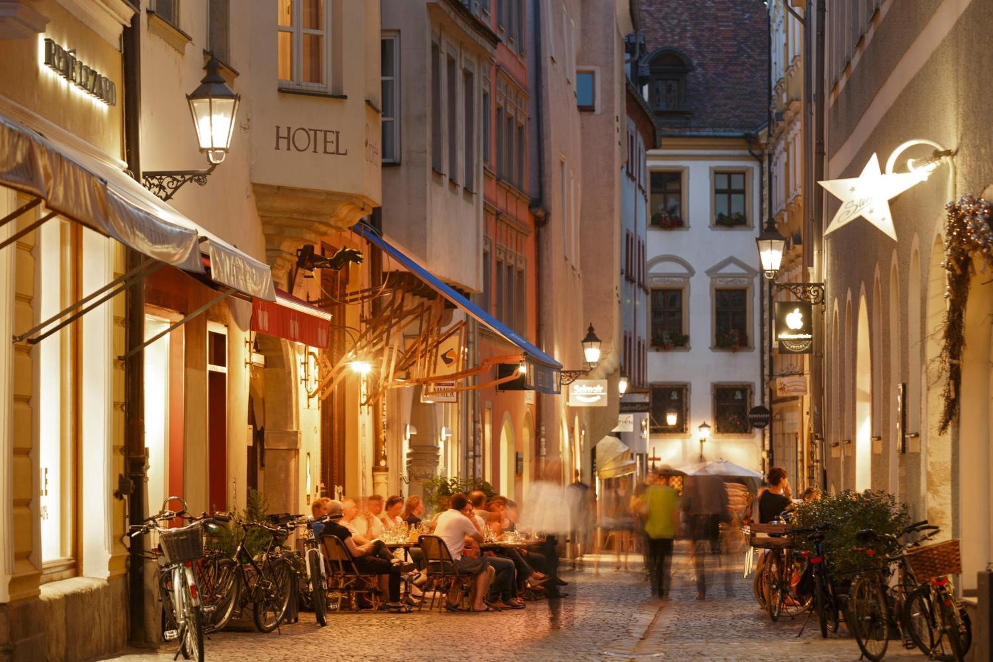 Hotel Orphee - Grosses Haus Řezno Exteriér fotografie