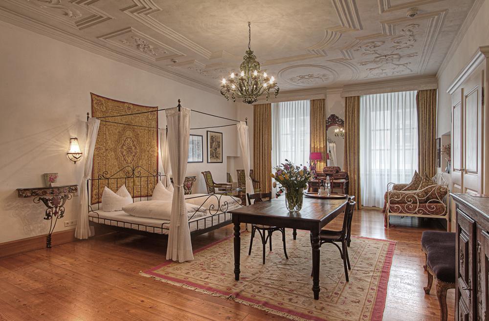Hotel Orphee - Grosses Haus Řezno Exteriér fotografie