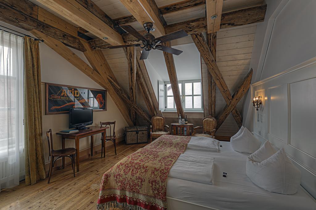 Hotel Orphee - Grosses Haus Řezno Exteriér fotografie