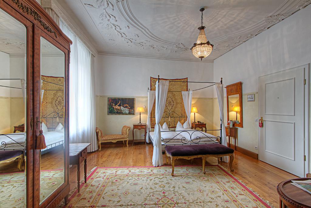 Hotel Orphee - Grosses Haus Řezno Exteriér fotografie